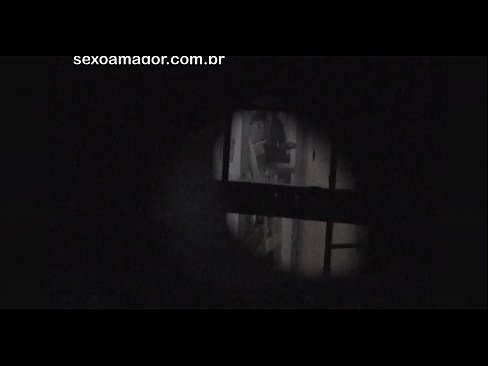 ❤️ Blondinko na skrivaj snema voajer iz soseske, skrit za votlimi opekami Fucking video pri nas ☑