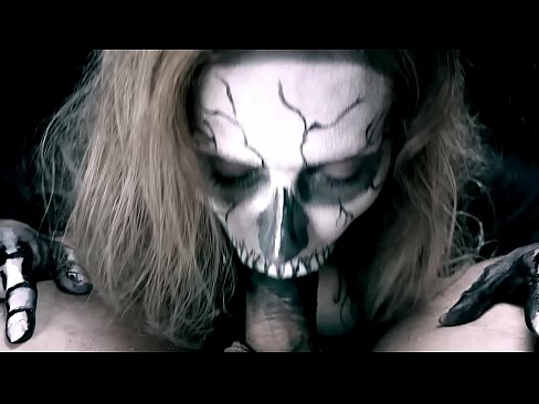 ❤️ Demonsko dekle sesa kurca s svojimi črnimi usti in pogoltne spermo. Fucking video pri nas ☑