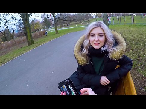 ❤️ Pogoltne tujčevo vročo spermo za denar - fafanje v parku Eva Elfie Fucking video pri nas ☑